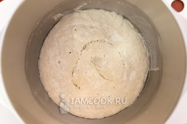 Влить масло