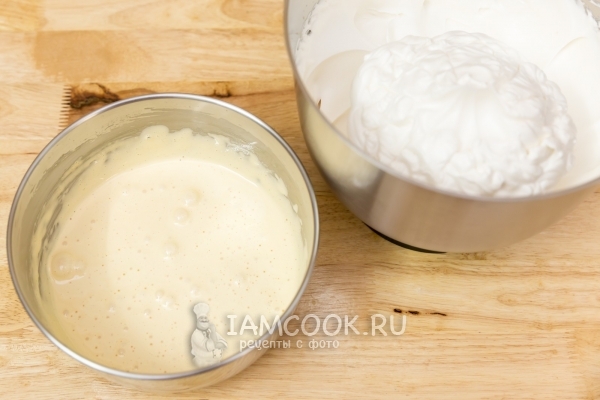 Взбить отдельно белки и желтки