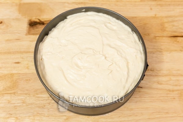 Переложить тесто в форму