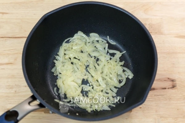 Обжарить лук
