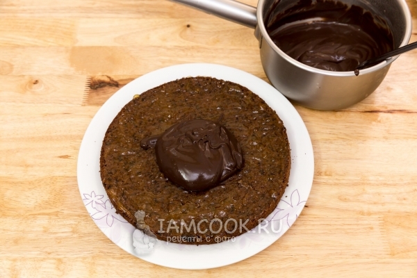 Положить на бисквит ганаш