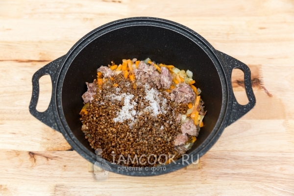 Добавить гречку и соль