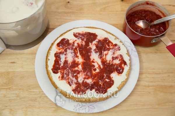 Смазать бисквит кремом и клубникой