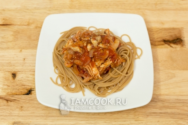 Фото лапши с курицей в томатном соусе