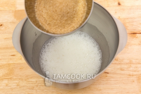 Всыпать в белки сахар