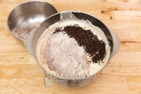 Всыпать муку с какао