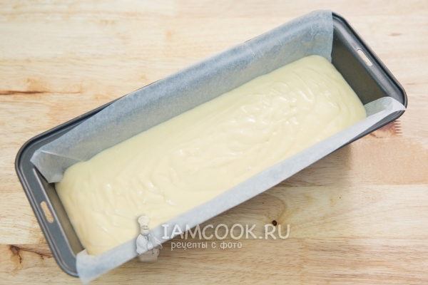 Перелить тесто в форму