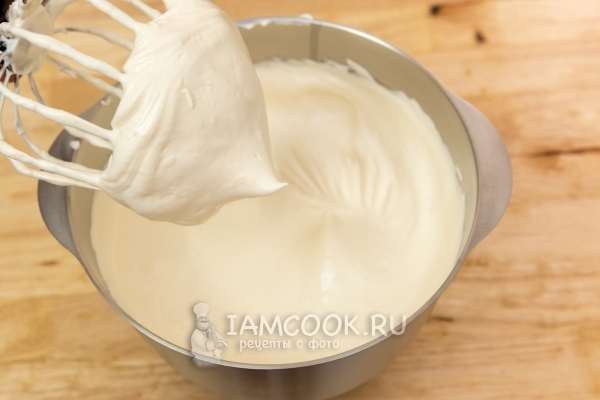 Взбить белки с сахаром и желтками