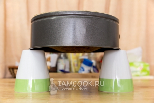 Бисквит перевернуть и остудить