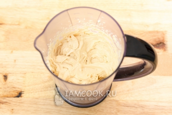 Взбить сливки со сгущенкой