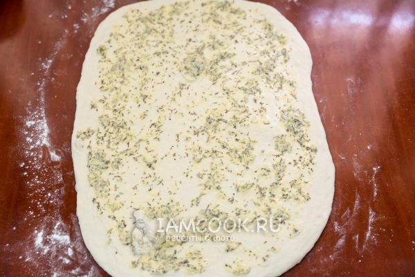 Смазать тесто маслом