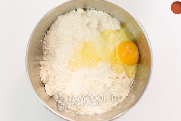 Вбить в муку с маслом яйцо