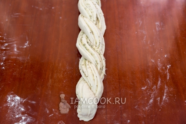 Придать тесту форму косички