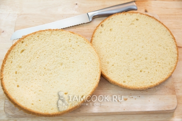 Разрезать бисквит на две части