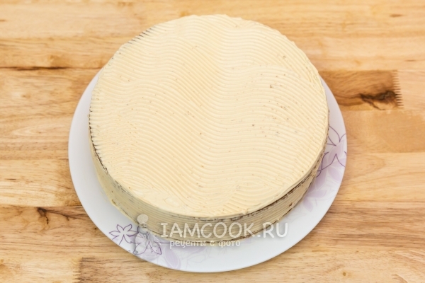 Обмазать торт кремом