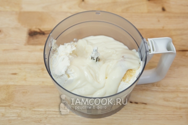 Соединить пудинг, творог и сахар