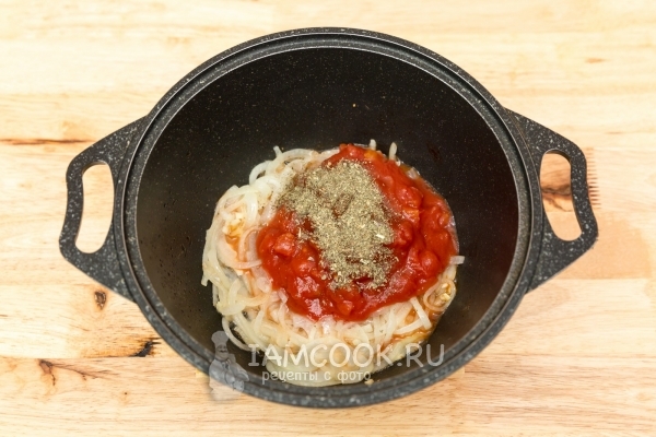 Положить томаты и базилик