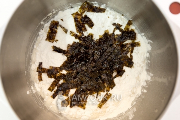 Положить муку и нори