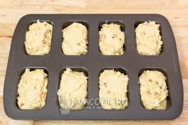 Выложить тесто в форму