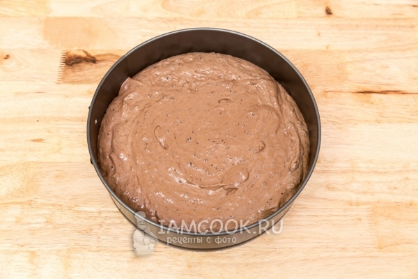 Выложить тесто в форму