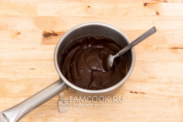 Растопить шоколад в сливках