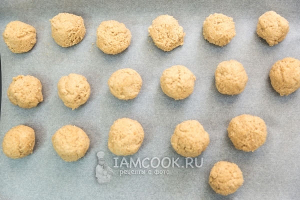 Выложить шарики из теста на пергамент