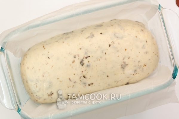 Положить тесто в форму