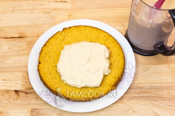 Положить крем на корж