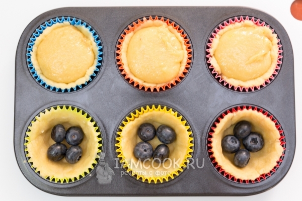 Положить на тесто ягоды