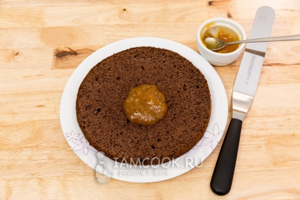 Положить джем на бисквит