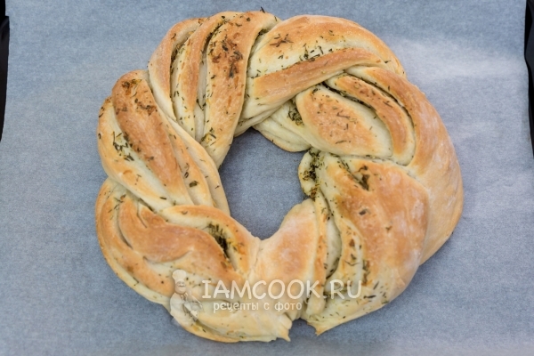 Фото плетеного калача с чесноком и зеленью