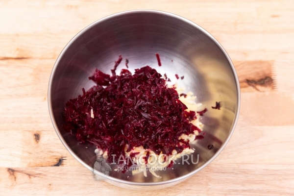 Натереть свеклу