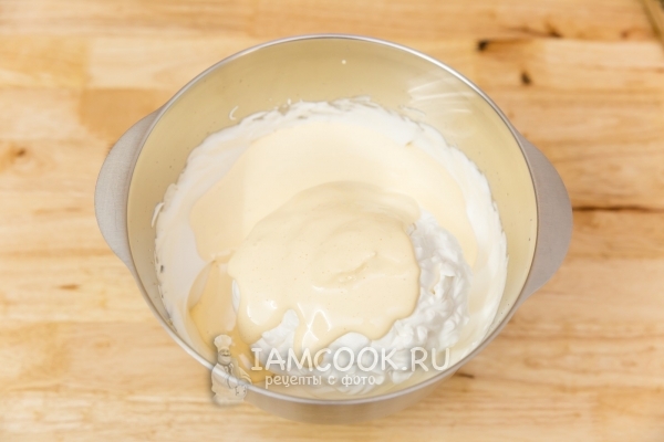 Соединить взбитые белки с желтками