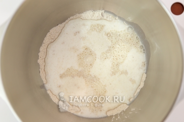 Соединить дрожжи, молоко и муку