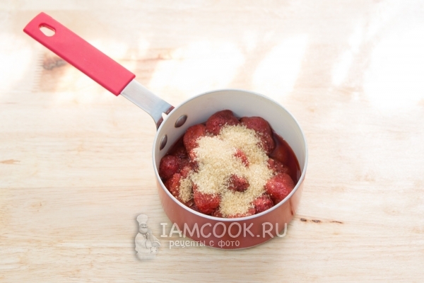 Соединить клубнику с сахаром