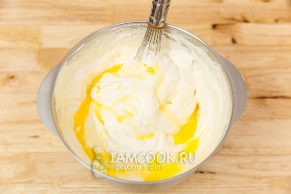 Влить масло