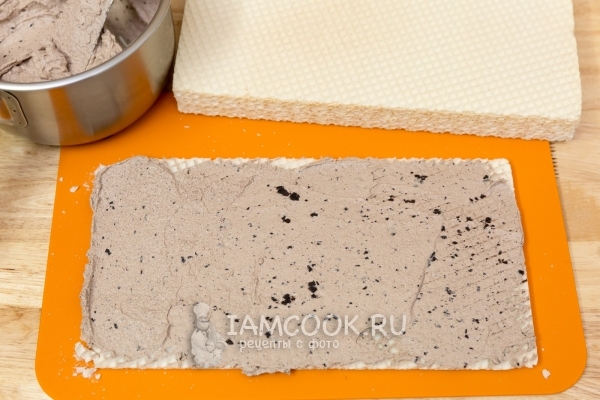 Смазать вафельный лист кремом