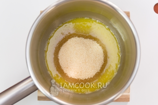 Всыпать в масло сахар
