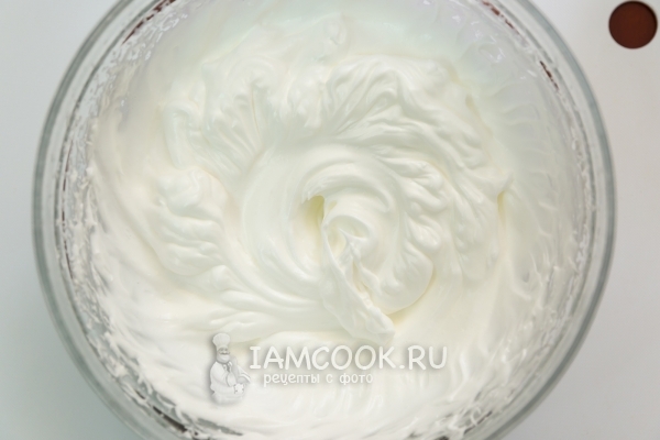 Взбить белки с сахаром