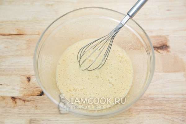 Взбить яйца с сахаром