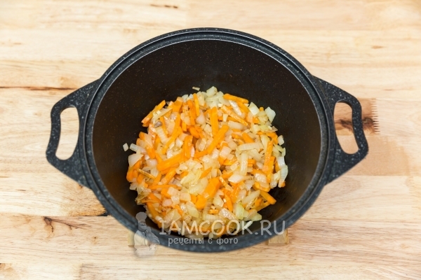 Обжарить лук с морковью