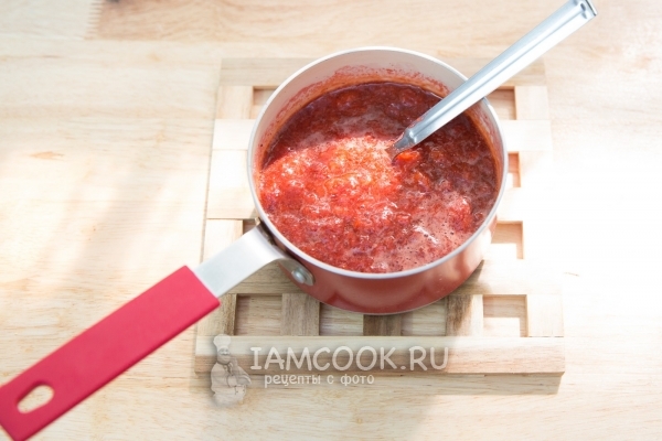 Размять клубнику