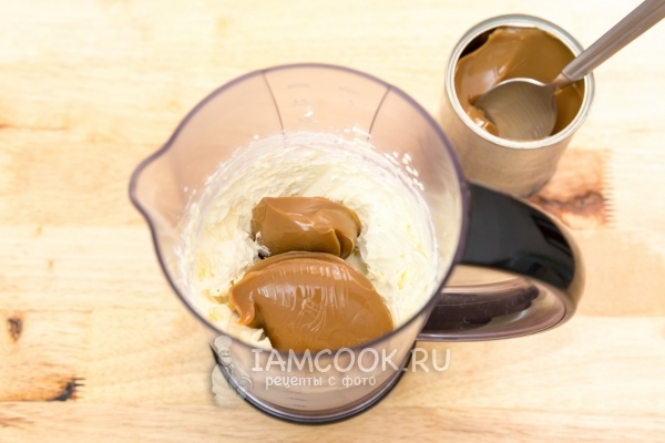 Положить сгущенку