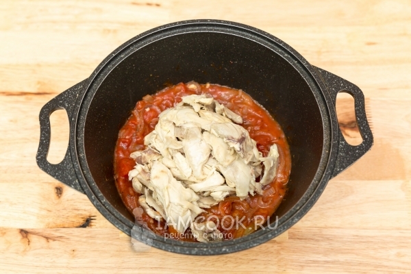 Положить куриное мясо