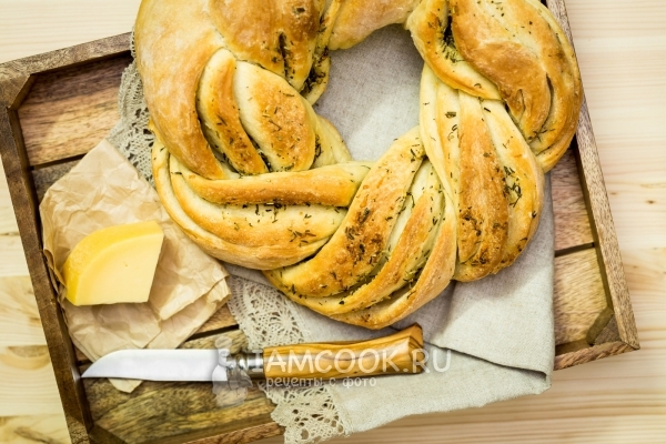 Рецепт плетеного калача с чесноком и зеленью