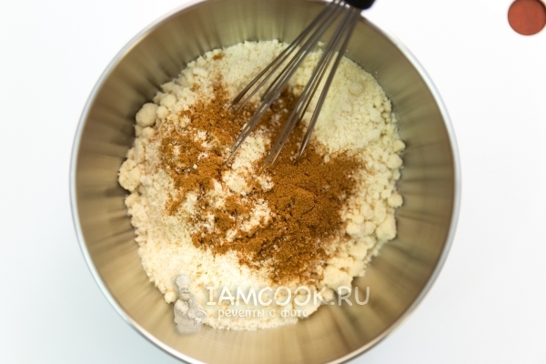 Соединить муку и корицу