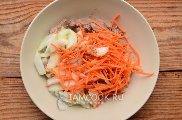 Добавить лук, морковь и специи