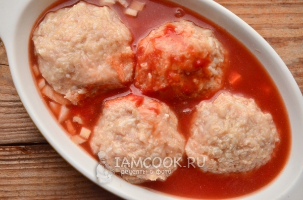 Влить томатную подливу