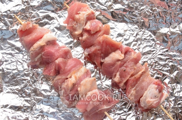 Положить мясо на фольгу