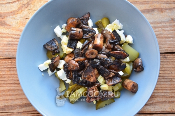 Положить грибы